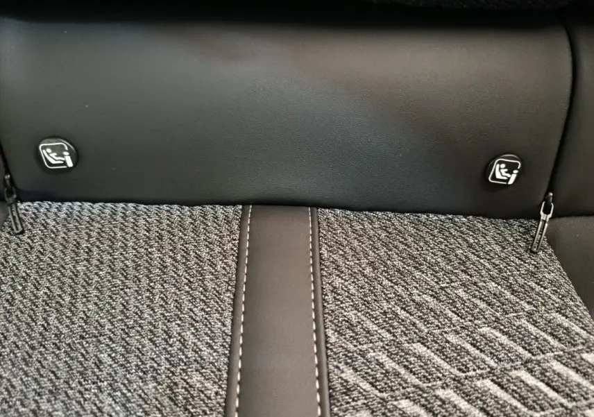 Détail de la banquette arrière gris foncé de la Peugeot 308 2026 avec fixations Isofix visibles.