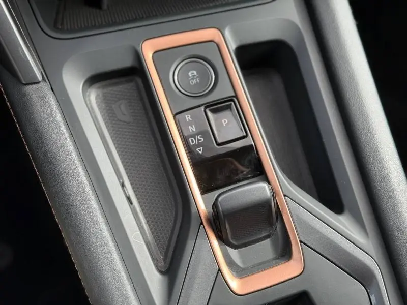 Gros plan sur la console centrale du CUPRA Formentor 2025 avec levier de boîte automatique entouré d’un cadre cuivré.