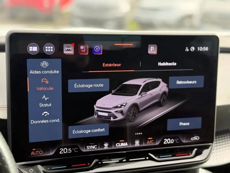 Vue 3/4 avant droite du CUPRA Formentor blanc Nevada métallisé affiché sur l'écran tactile du véhicule.
