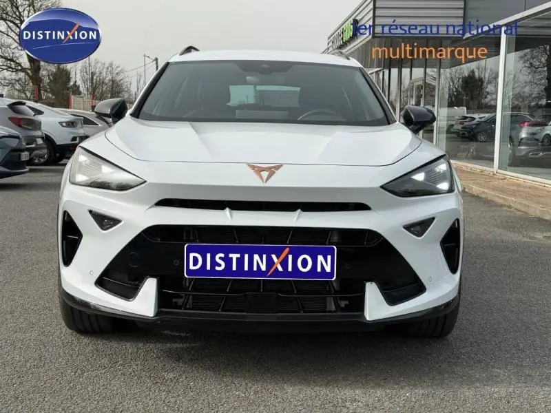 Vue frontale d'un CUPRA Formentor blanc Nevada métallisé 2025 avec calandre noire et logo cuivré distinctif.