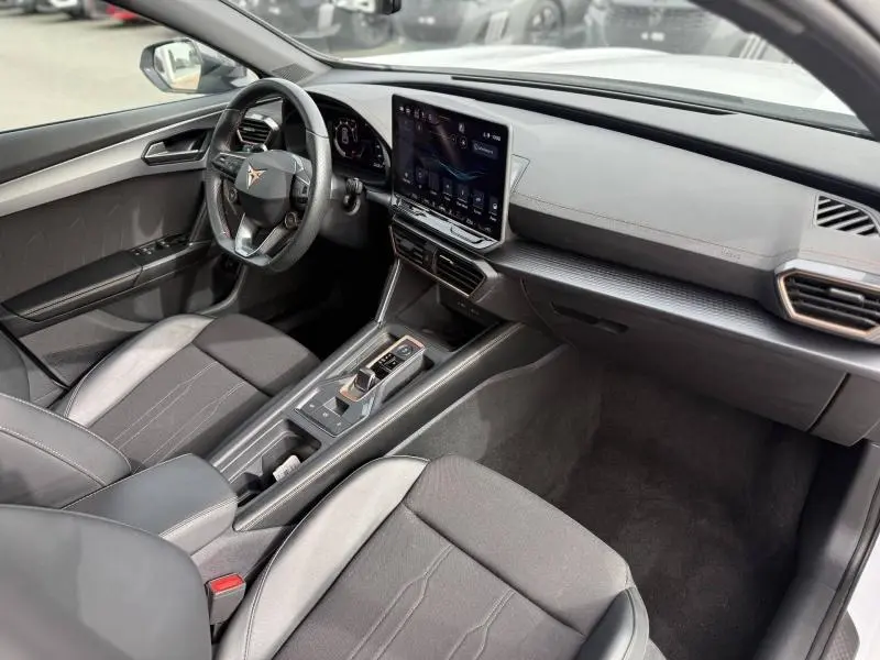 Vue intérieure côté conducteur du CUPRA Formentor 2.0 TDI 150ch 2025 avec tableau de bord moderne et écran tactile central.