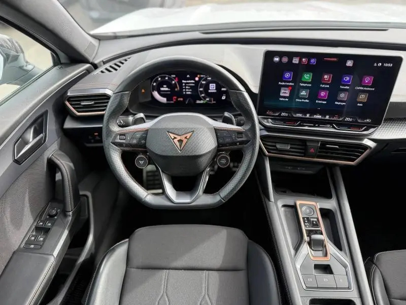 Vue intérieure centrée sur le volant multifonction et l'écran tactile du tableau de bord du CUPRA Formentor 2025.