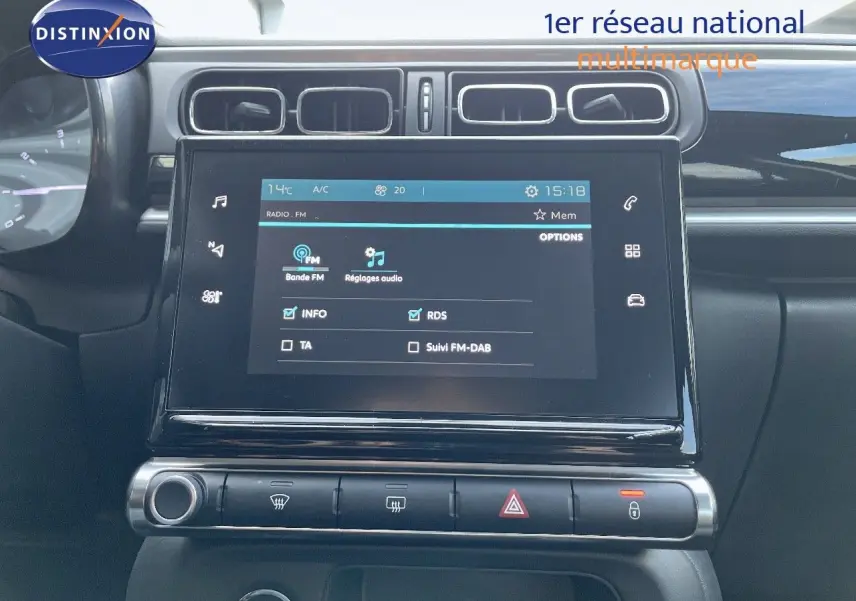 Vue rapprochée de l'écran tactile central et des commandes sur tableau de bord de la Citroën C3 gris platinium 2023.