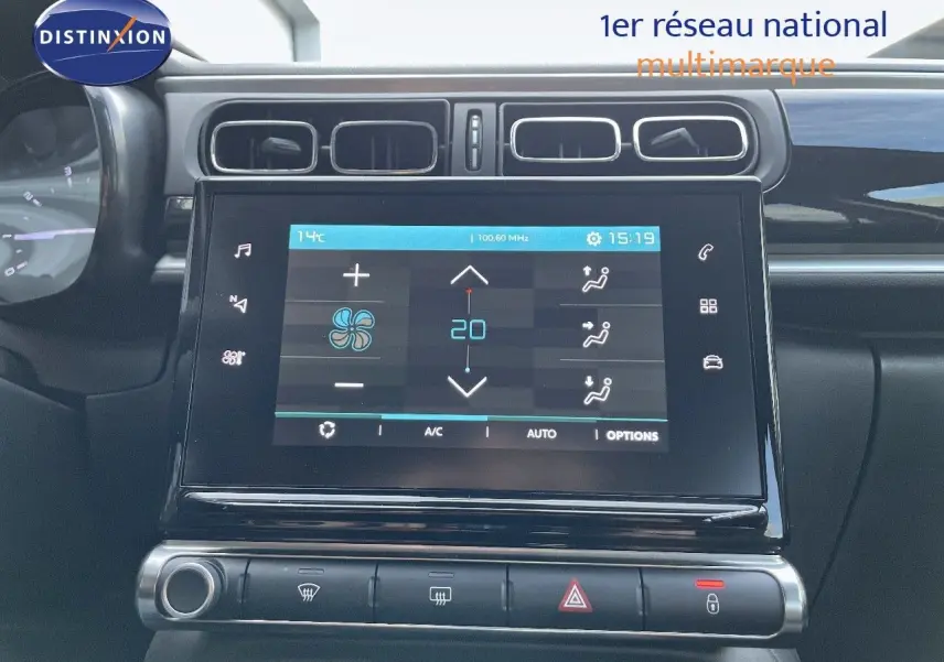 Écran tactile central de la Citroën C3 2023 gris platinium, affichant la climatisation automatique à 20°C.