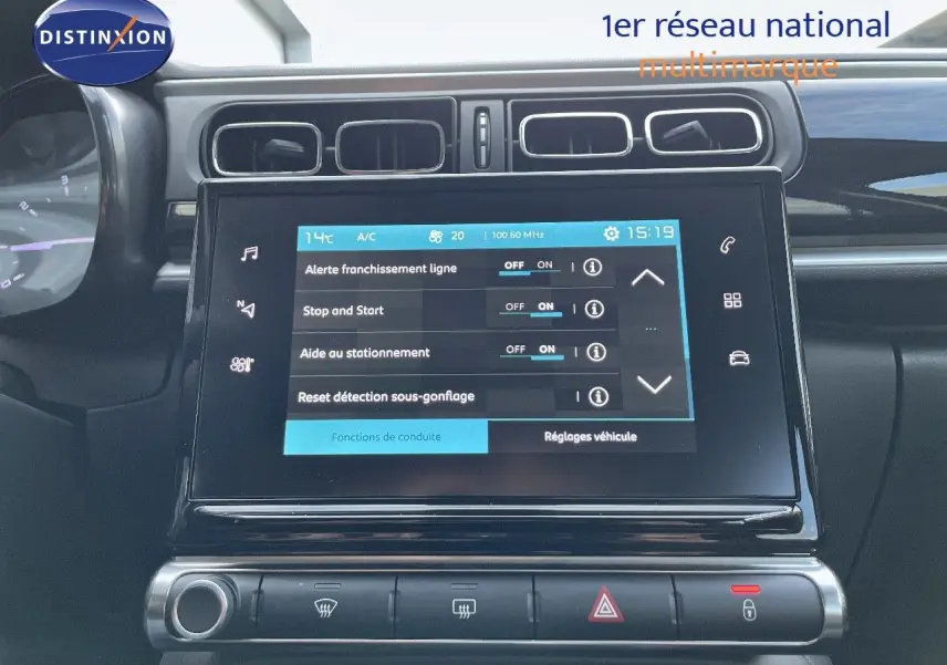 Écran tactile central affichant les réglages de conduite dans l'habitacle d'une Citroën C3 gris platinium 2023.