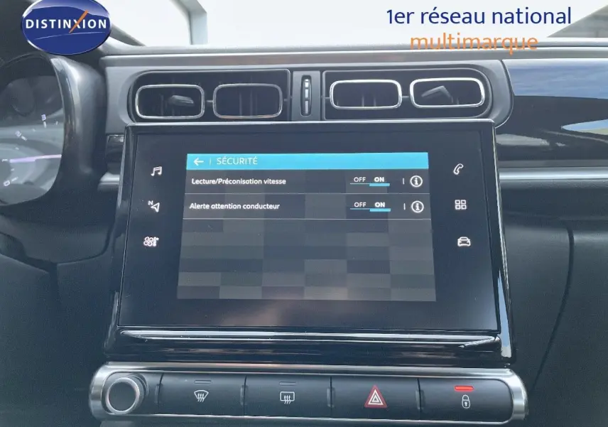 Écran tactile central affichant les réglages de sécurité dans l'habitacle d'une Citroën C3 gris platinium 2023.