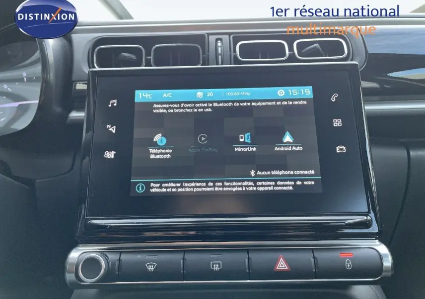 Écran tactile central du tableau de bord de la Citroën C3 gris platinium, affichant les options connectivité et climatisation.