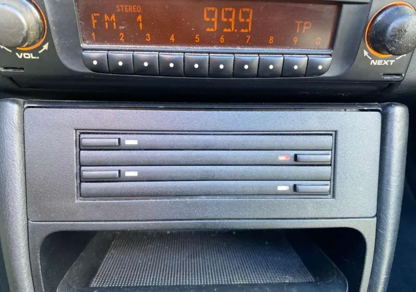 Gros plan sur la radio et la console centrale d'une Porsche 911 Targa 3.6i gris foncé de 2004.