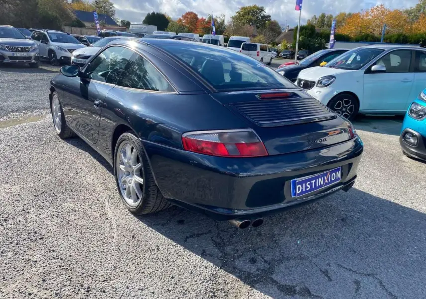 Vue 3/4 arrière droite d'une Porsche 911 Targa 3.6i gris foncé avec toit caractéristique Targa et double sortie d'échappement.