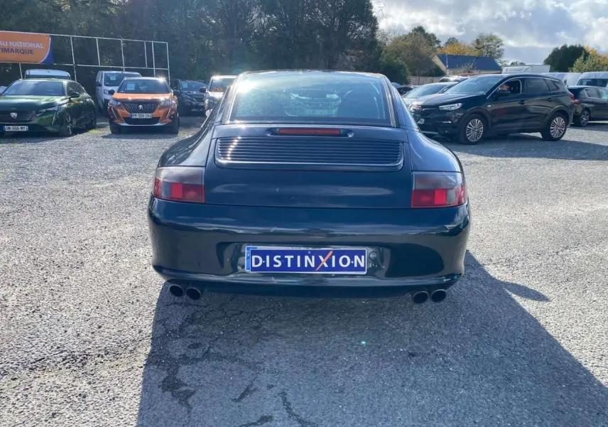 Vue arrière d'une Porsche 911 Targa 3.6i gris foncé de 2004 avec double sortie d'échappement et toit Targa visible.
