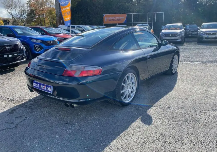 Vue 3/4 arrière droite d'une Porsche 911 Targa 3.6i gris foncé de 2004 avec toit rigide caractéristique Targa.
