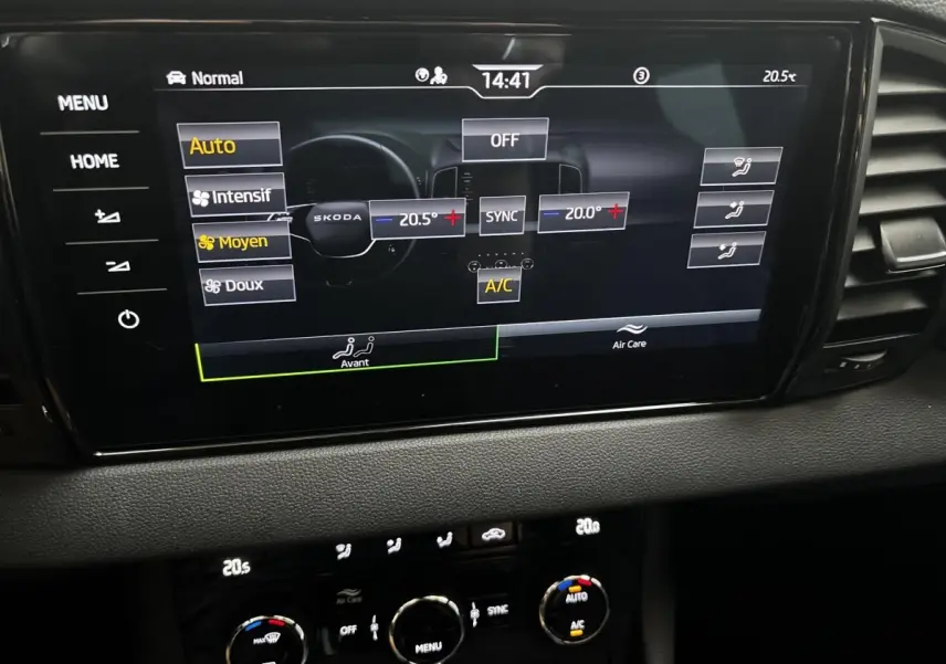 Écran tactile central du tableau de bord du Skoda Karoq 2025 affichant les réglages de climatisation.