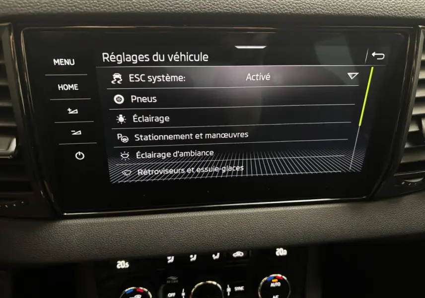 Écran tactile central affichant les réglages du véhicule dans l'habitacle d'un Skoda Karoq noir.