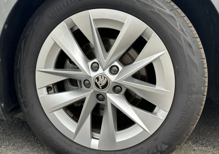 Gros plan sur la roue avant gauche d'une Skoda Octavia Combi 2024 avec jante alliage argent et pneu Continental.