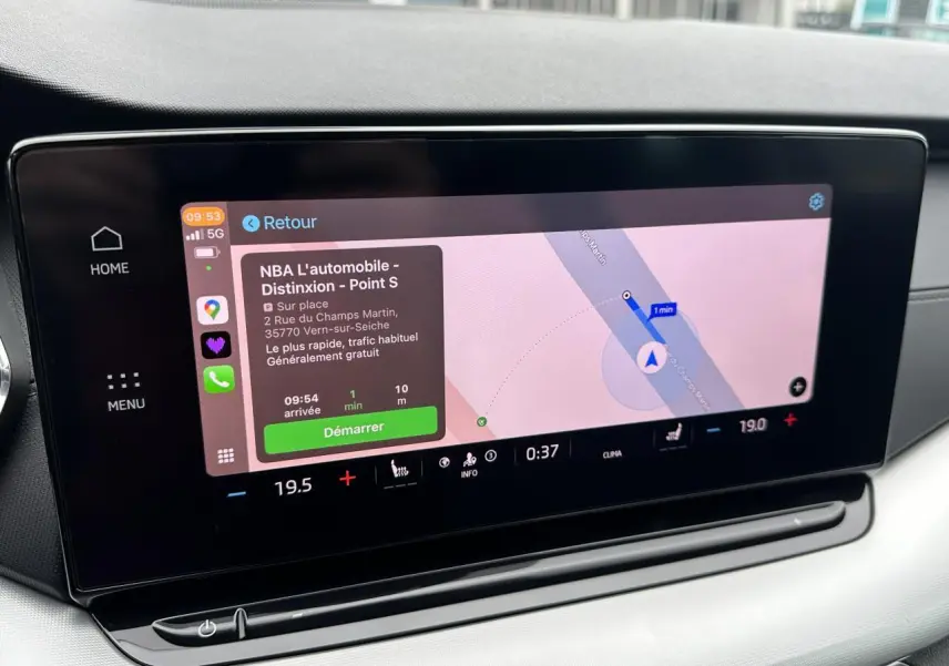 Écran tactile central du tableau de bord du Skoda Octavia Combi gris graphite, affichant le GPS Columbus en mode navigation.