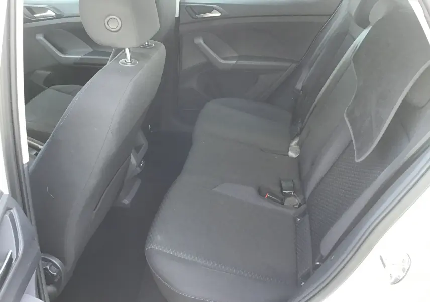 Vue intérieure côté droit montrant la banquette arrière noire du Volkswagen T-Cross blanc 2021.