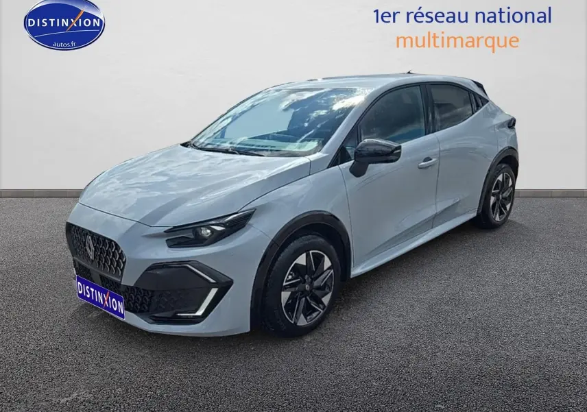 Renault Clio VI gris rafale vue 3/4 avant droit, jantes alliage et phares LED adaptatifs visibles.