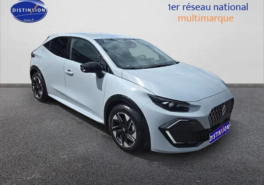 Vue 3/4 avant gauche d'une Renault Clio VI gris rafale avec jantes alliage et calandre noire distinctive.