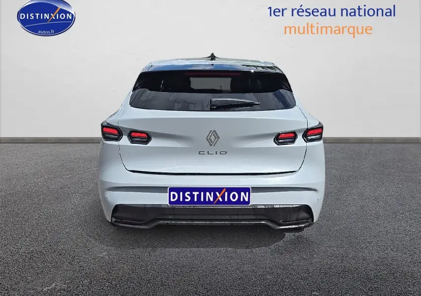 Vue arrière d'une Renault Clio VI gris rafale avec feux LED et lunette arrière teintée.