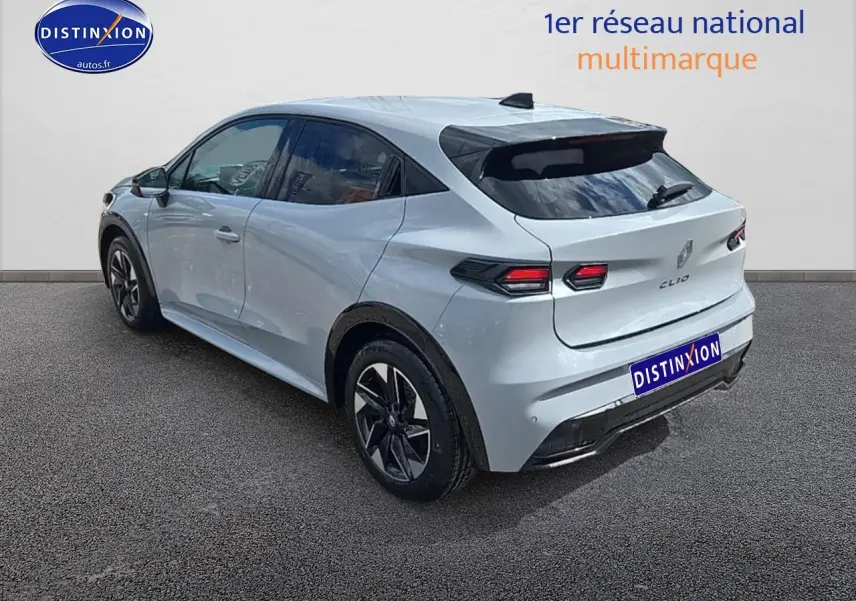 Vue 3/4 arrière droite d'une Renault Clio VI gris rafale avec jantes alliage et feux LED distinctifs.