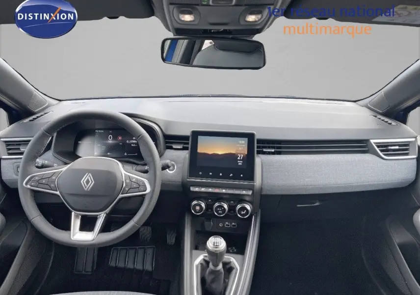 Vue frontale de l'habitacle de la Renault Clio TCe 90ch Techno 2025 avec tableau de bord moderne et levier de vitesse manuel.