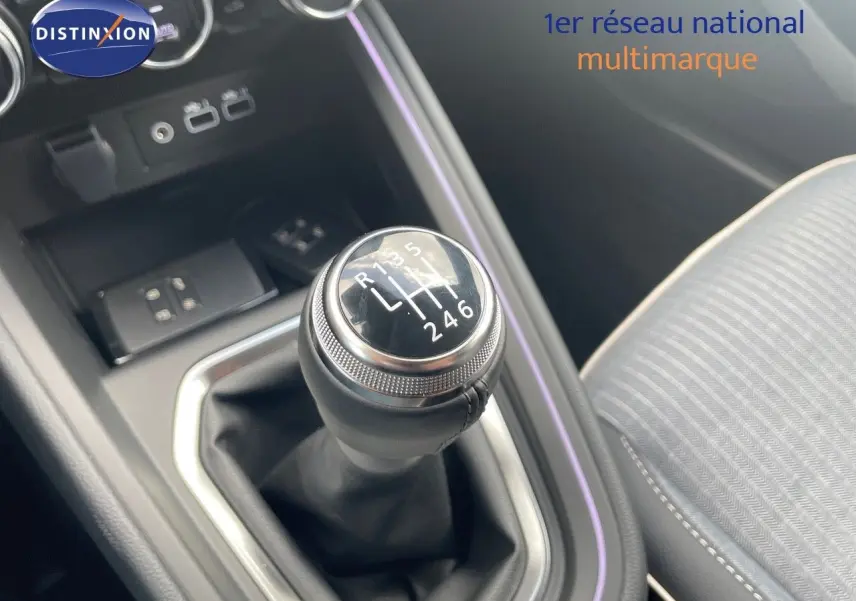 Le levier de vitesses manuel de la Renault Clio TCE 90CH TECHNO 2025, avec console et siège côté droit visibles.