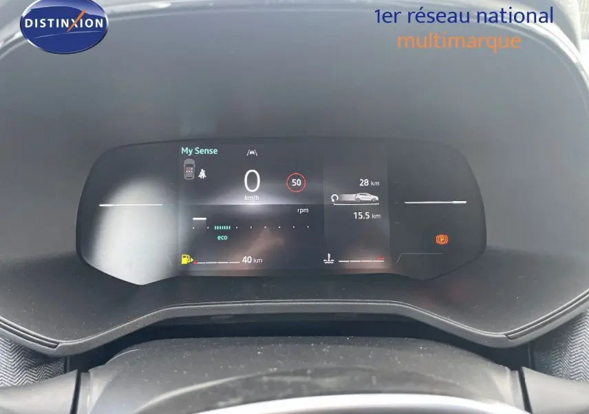 Tableau de bord numérique de Renault Clio TCe 90ch Techno 2025 affichant vitesse, autonomie et alertes.