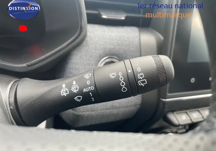 Gros plan sur la commande des essuie-glaces dans l’habitacle d’une Renault Clio bleu iron metal 2025.