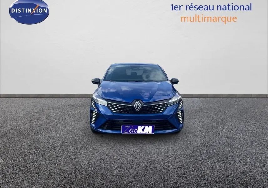 Renault Clio TCE 90CH TECHNO bleu Iron Metal vue de face avec calandre et feux LED distinctifs.