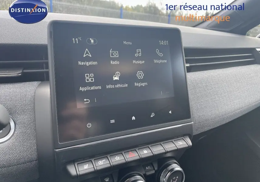 Écran tactile central de la Renault Clio TCE 90CH TECHNO 2025 bleu iron metal, vue intérieure du tableau de bord.