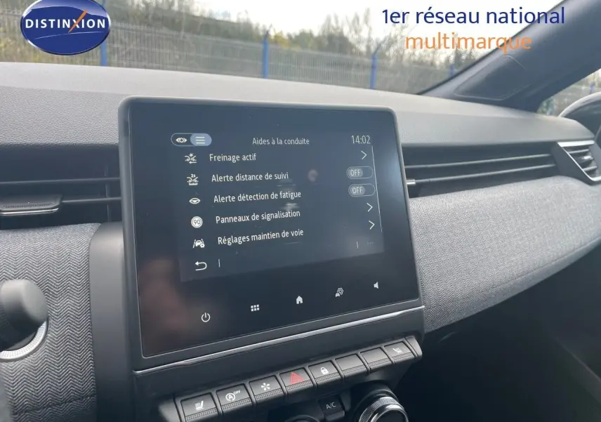 Tableau de bord de Renault Clio TCe 90ch Techno 2025 montrant l'écran central des aides à la conduite en intérieur.