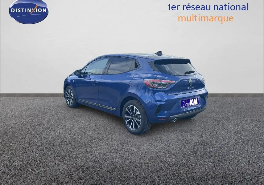 Vue 3/4 arrière droite d'une Renault Clio TCe 90ch Techno bleu iron metal avec jantes bi-ton et vitres teintées.