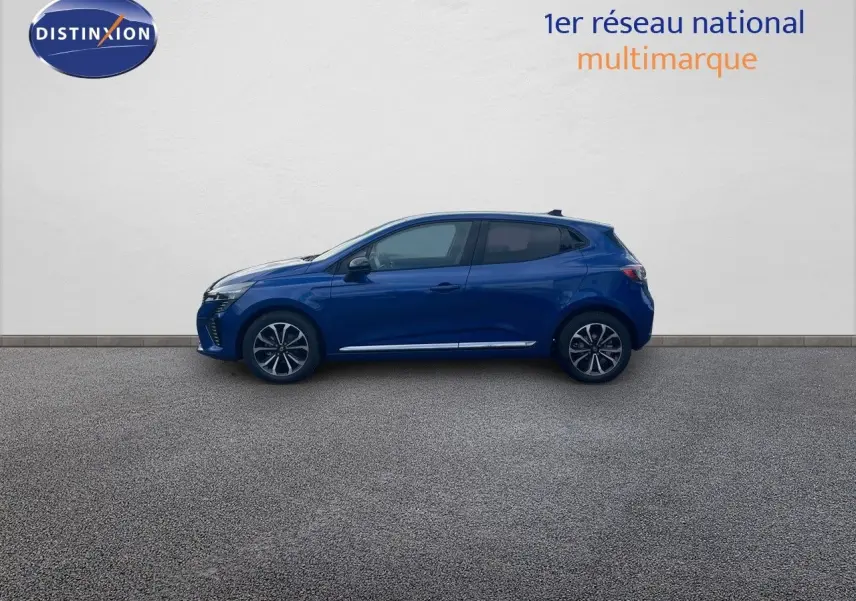 Profil côté gauche d'une Renault Clio TCe 90ch Techno bleu iron metal 2025 sur fond neutre.