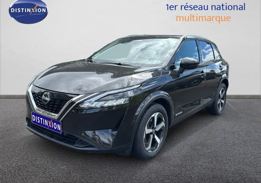 Nissan Qashqai noir 2024 en 3/4 avant droit, avec calandre chromée et jantes bi-ton distinctives.