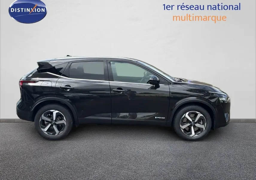 Profil côté gauche du Nissan Qashqai 2024 noir e-Power avec jantes bi-ton et vitres teintées.