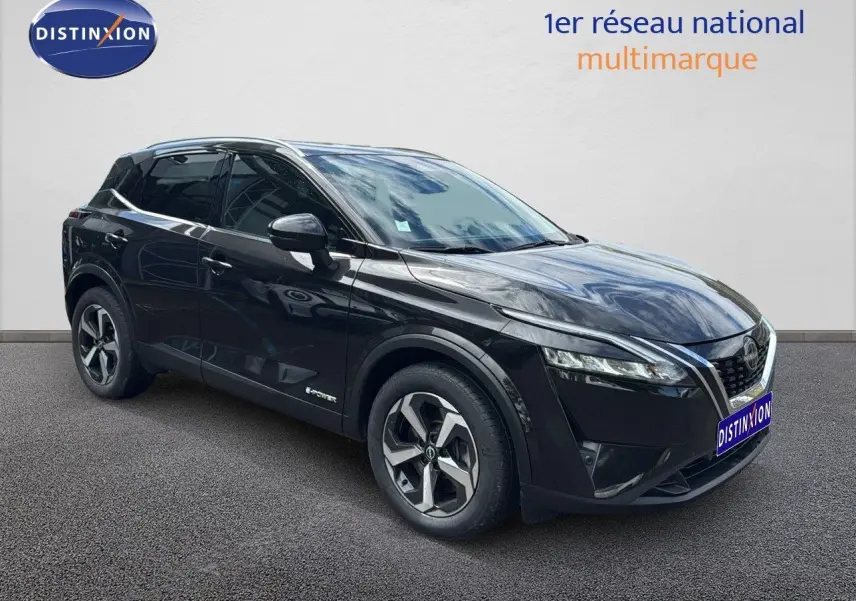 Nissan Qashqai 1.5 e-Power noir en 3/4 avant droit, avec jantes bi-ton et calandre V-Motion distinctive.