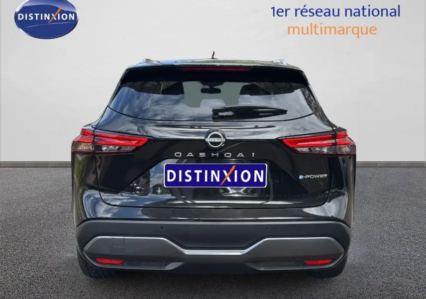 Vue arrière d'un Nissan Qashqai noir 2024 version 1.5 e-Power avec logo e-Power et feux arrière allongés.