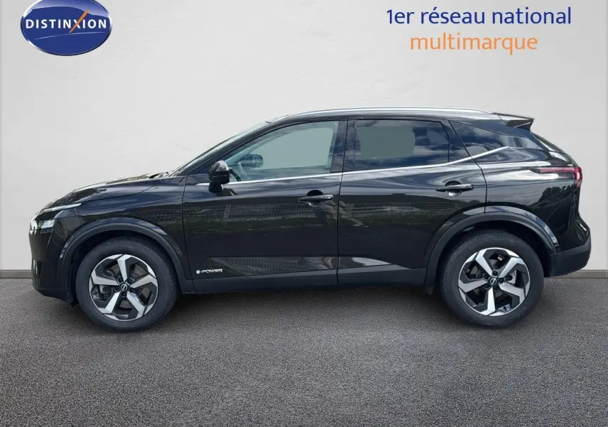 Profil côté gauche d'un Nissan Qashqai noir 2024 hybride e-Power avec jantes bi-ton et lignes épurées.