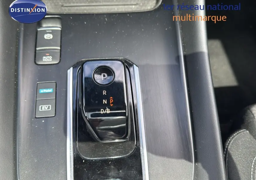 Gros plan sur la console centrale du Nissan Qashqai noir 2024, mettant en valeur la commande de boîte automatique et les boutons EV et e-Pedal.