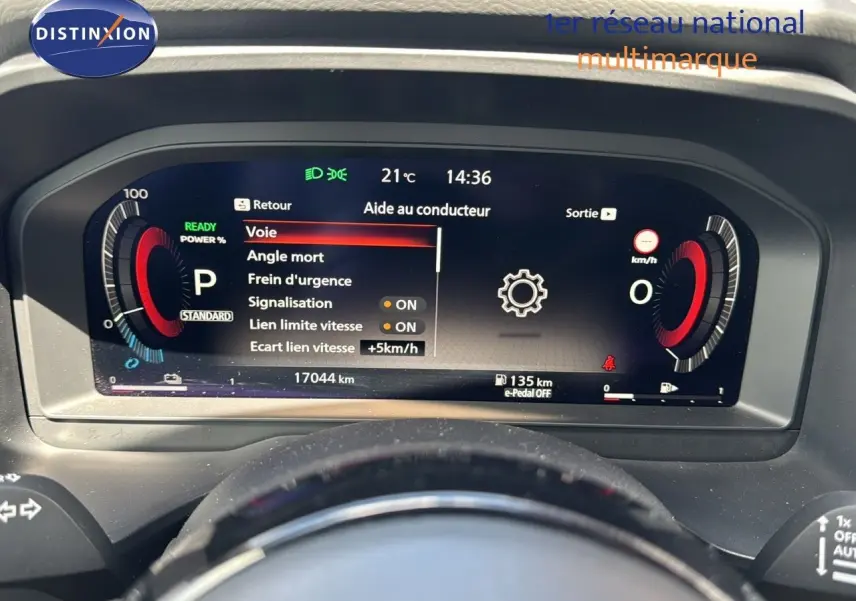 Tableau de bord numérique du Nissan Qashqai 1.5 e-Power 2024 affichant les aides à la conduite et la vitesse à l'arrêt.