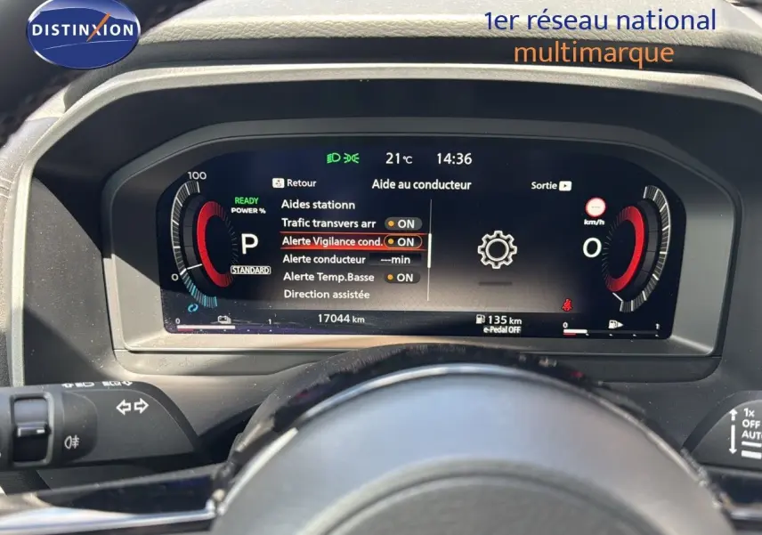 Tableau de bord numérique du Nissan Qashqai 2024 affichant les aides à la conduite et la vitesse à l'arrêt.