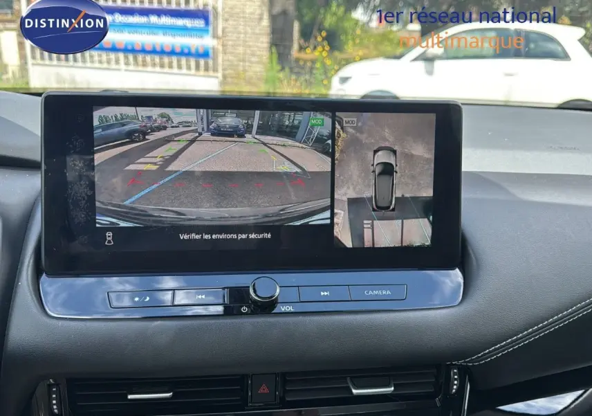 Écran central du Nissan Qashqai 2024 montrant la caméra de recul et la vue à 360° dans un intérieur noir moderne.