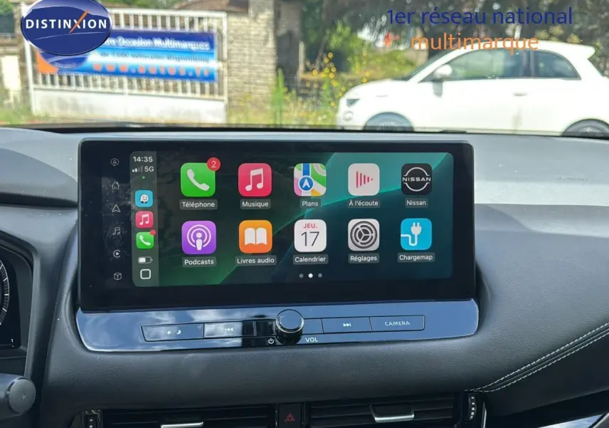 Écran tactile central du tableau de bord du Nissan Qashqai noir 2024 affichant des applications connectées.