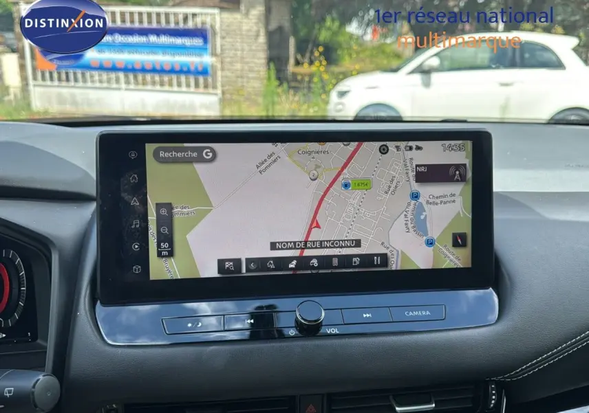Vue intérieure du tableau de bord du Nissan Qashqai 2024 avec écran tactile affichant un GPS en navigation.
