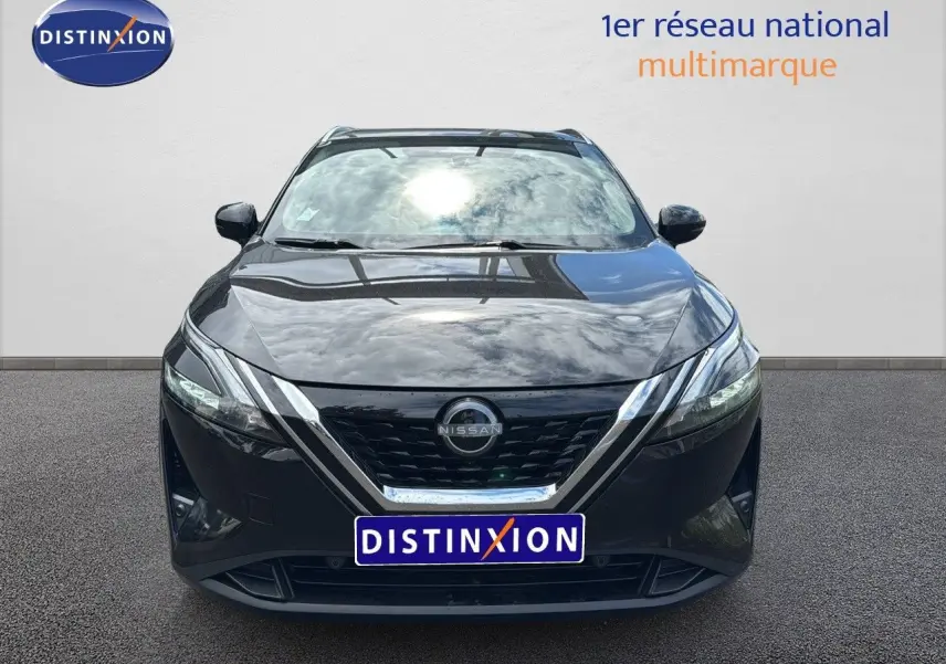 Vue frontale d'un Nissan Qashqai 2024 noir avec calandre chromée et logo Nissan bien visible.