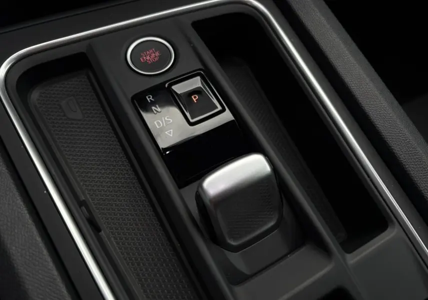 Gros plan sur la console centrale de la SEAT LEON 1.5 e-TSI 150 DSG7 FR, montrant le levier de vitesse automatique et le bouton Start/Stop.