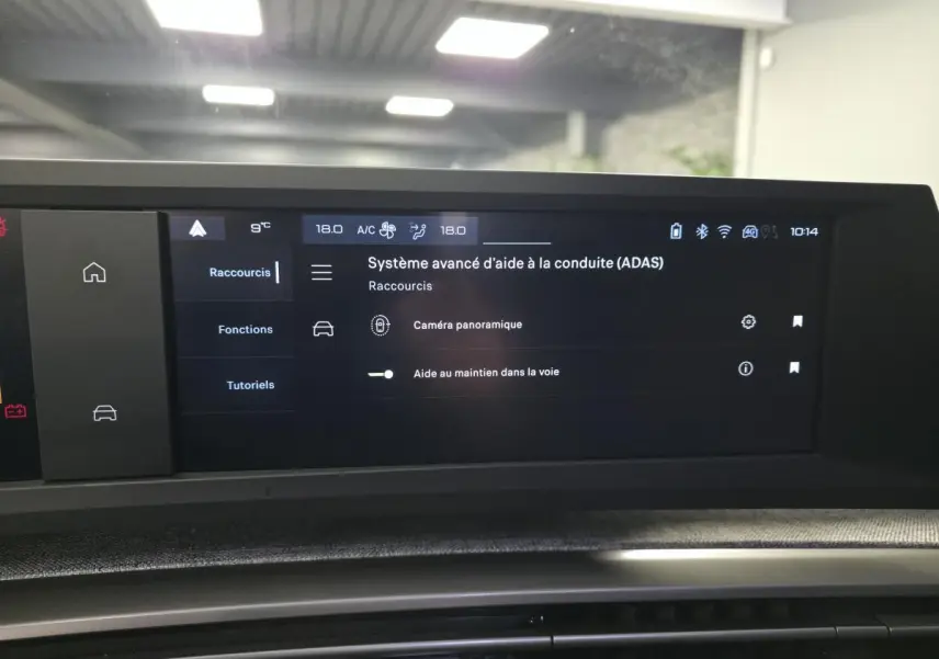Écran tactile du système d'aide à la conduite du Peugeot 3008 gris, vue intérieure frontale du tableau de bord.