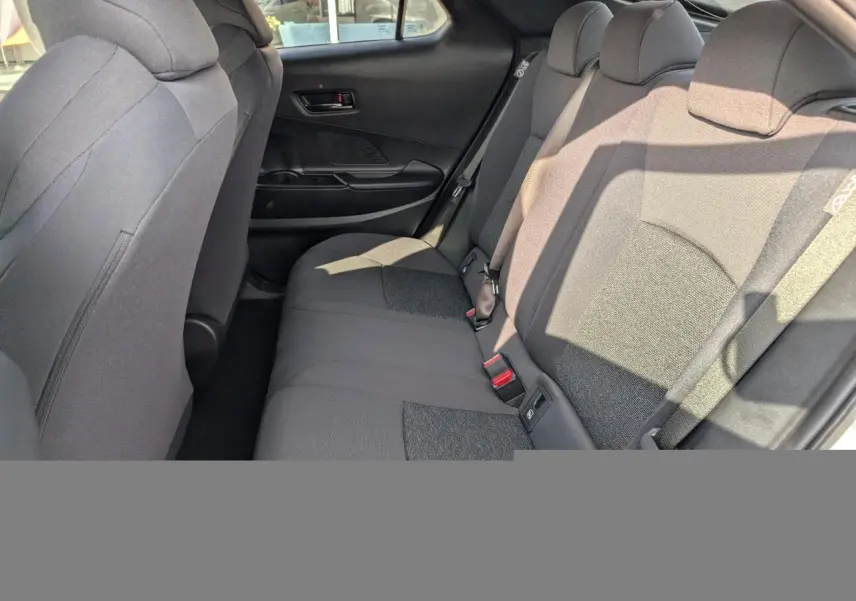 Vue intérieure côté droit des sièges arrière en tissu gris foncé du Toyota C-HR 1.8 Hybrid 2024.