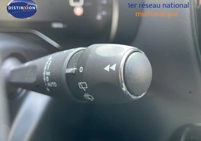 Gros plan sur la manette d'essuie-glace noire dans l'habitacle d'une Citroën C5 Aircross bleu Eclipse Metal.