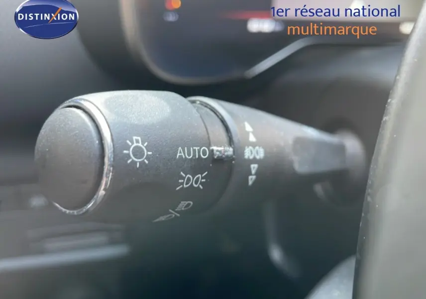 Gros plan sur la commande des phares à gauche du volant dans l’habitacle d’une Citroën C5 Aircross bleu Eclipse Metal.